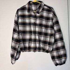 Women’s Cropped Flannel. Size Large.